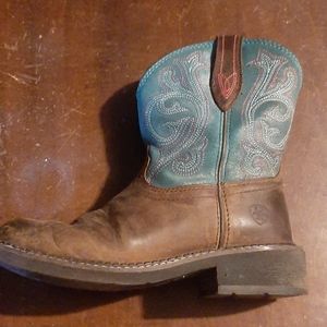 Round toe boots